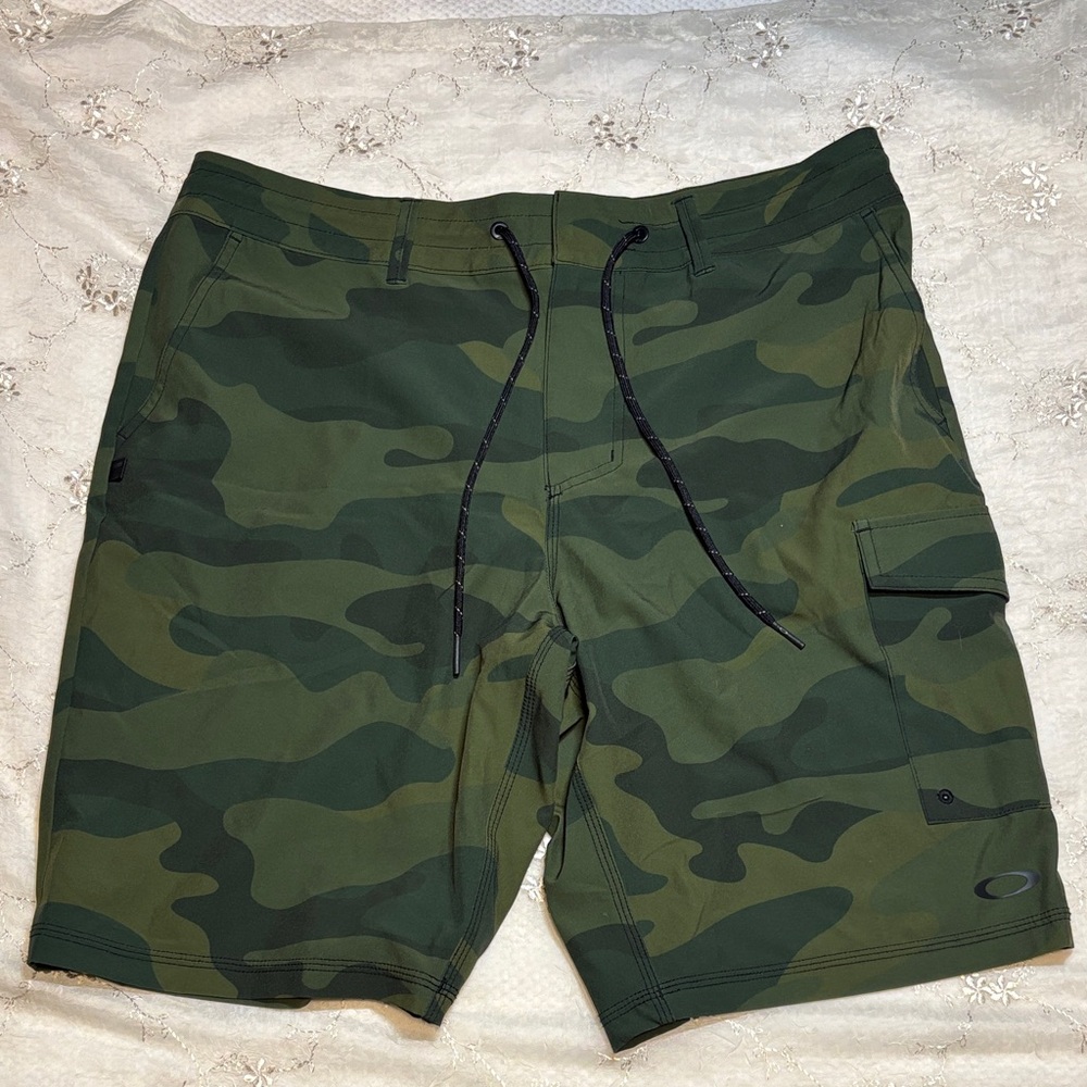 Oakley Dark Green Camo Shorts Size 35